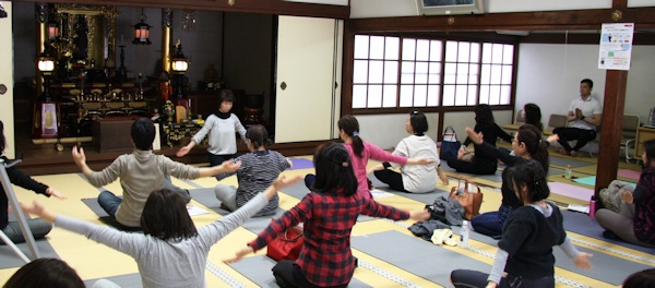 壬生寺 みぶでら でヨガに挑戦 テラネス 京都のお寺で癒しの体験